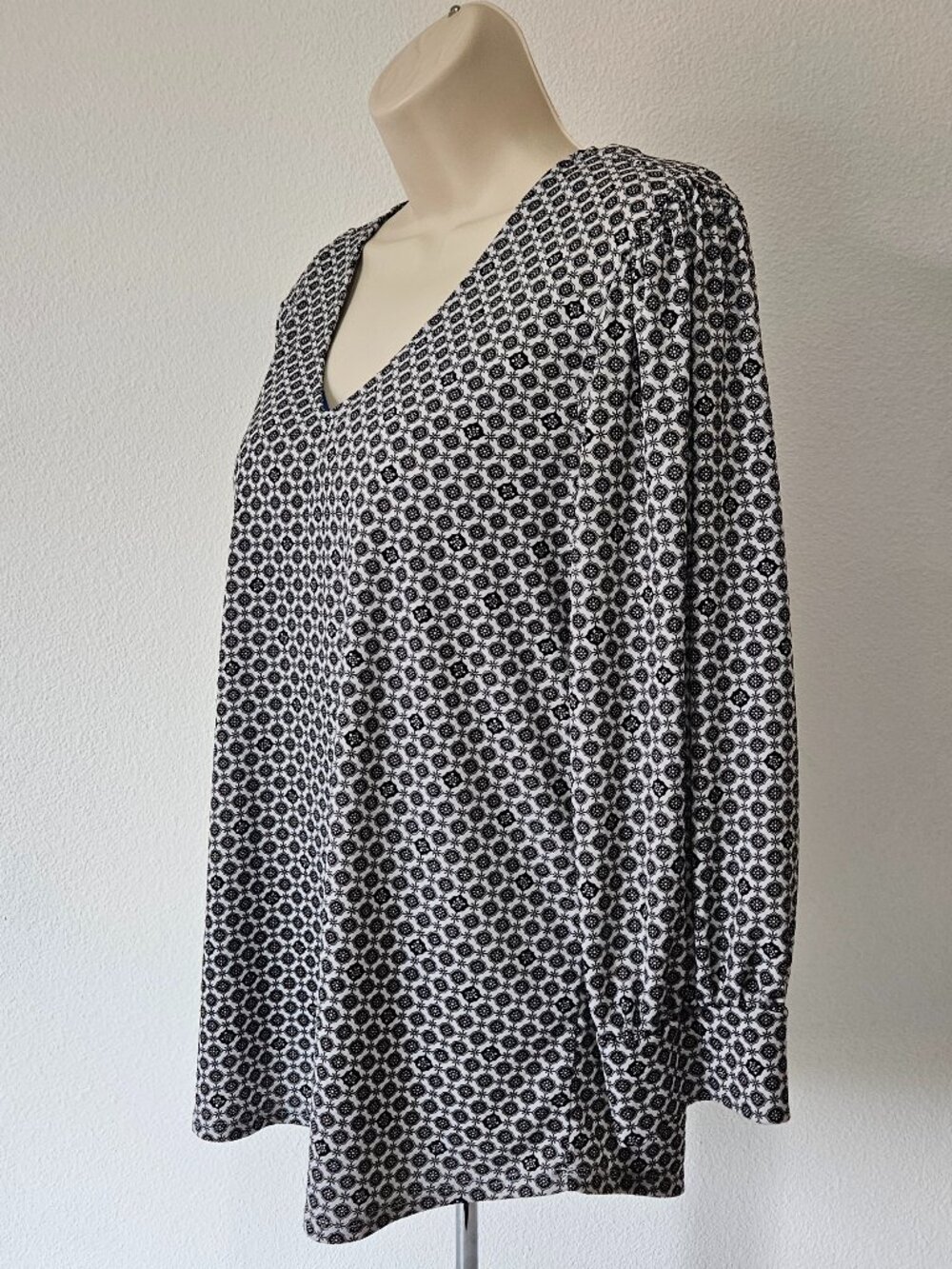 Adrianna Papell 3/4 Sleeve V-Neck Top - Picture 6 of 9